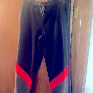 Under Armour
Loose sweatpants